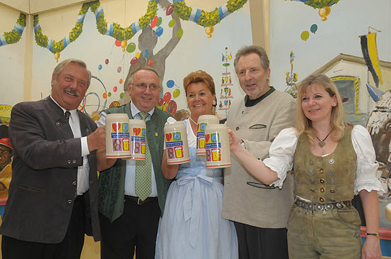 Stadtrat Helmut Pfundstein, , Wiesn Wirtesprecher Toni Roiderer, Münchens Tourismuschefin Dr. Gabriele Weißhäupl, Christian Überschall,  Stadträtin Gabriele Neef (Foto: Ingrid Grossmann)